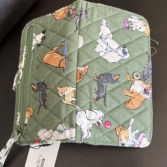 Vera Bradley Green Quilted Dog Park  Tab Wallet - Picture 4 of 6